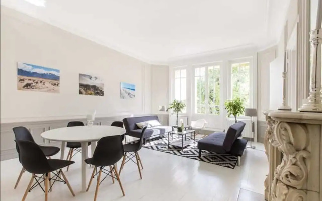 Gorgeous 3 Bedroom Apartment at Eiffel Tower