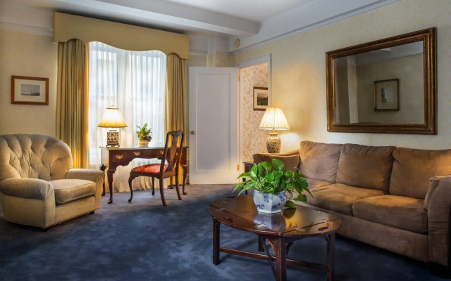 Roger Smith Hotel