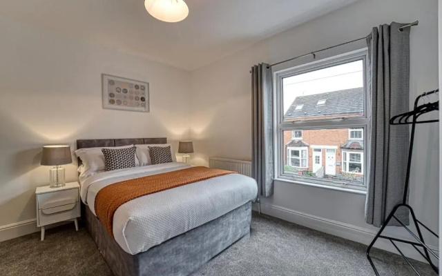 Stylish 2 Bedroom House with Patio