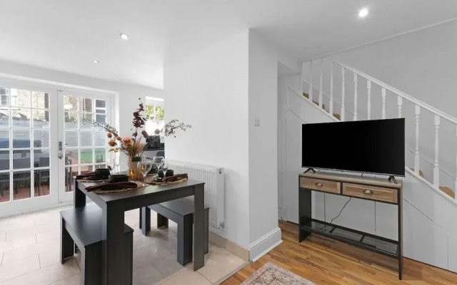 Luxury 3BR 2BA with Hot Tub and Garden