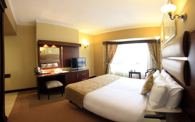 Отель Pyramisa Suites Hotel Cairo