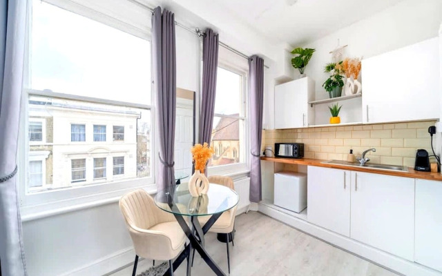 West Kensington Modern Couple Retreat