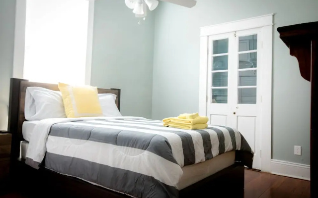 Cozy 2 BR at Constance Street
