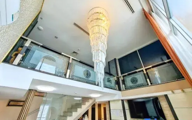 7B - Luxurious 5-Bedroom Condo in Central Bangkok with Rooftop Pool