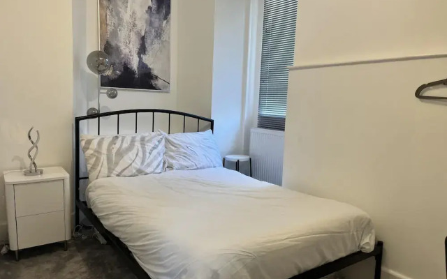 The Mews, With Free Private Parking, Windermere