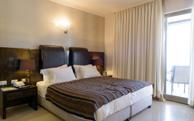 Отель Royalty Suites комната для гостей