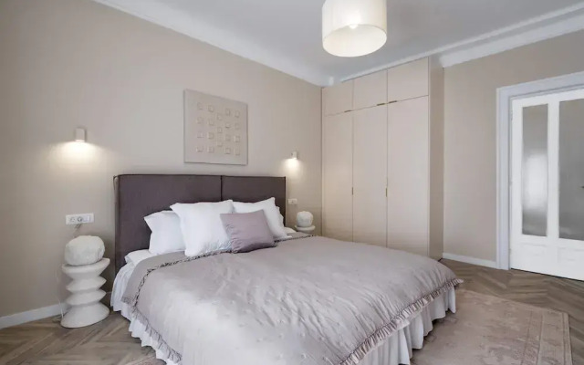 Elegant 3BR Retreat - Steps Away Cismigiu Gardens
