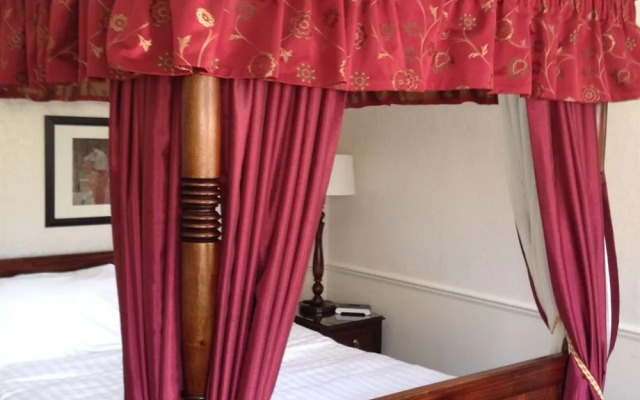 Wood Lodge Hotel