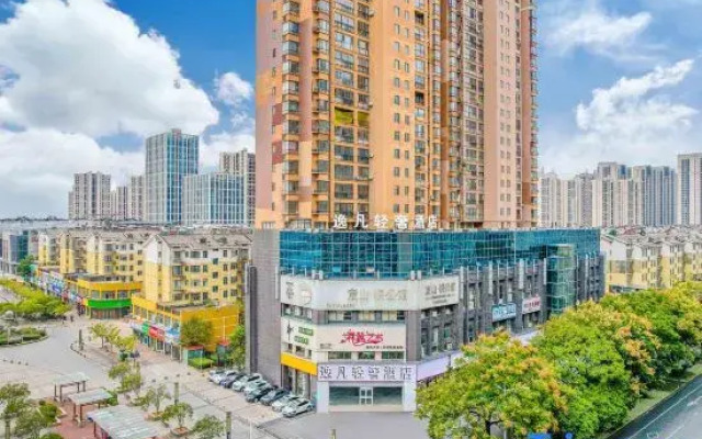 Yifan Light Luxury Hotel