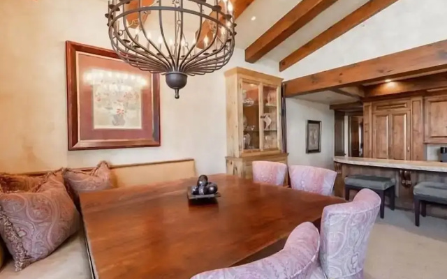 Village Center 5h 3 Bedroom Condo