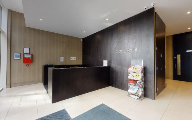 Comfy Two Bed Apartment w Balcony in Canary Wharf