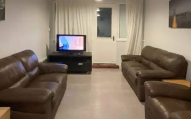 Room in Apartment - Normanton - Family Room With Balcony
