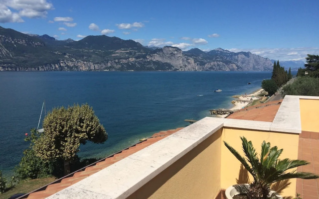Modern Apartment With Large Terrace Malcesine