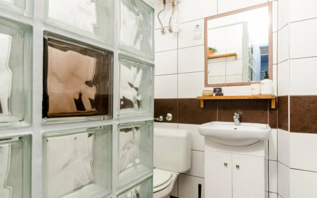 Quiet Cozy Apartment in Party Street e1