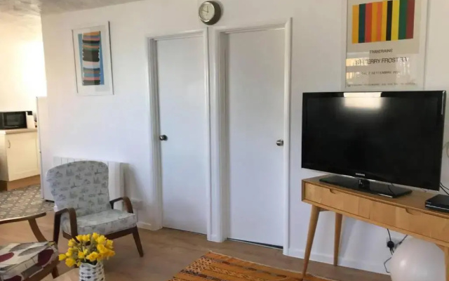 Cosy, Quiet bungalow, one minute from the beach.