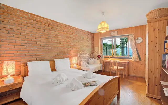 Locarno Area: Quiet Lake View Escape 1