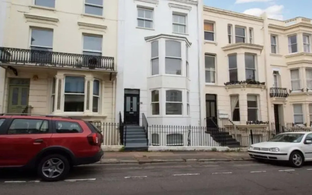 A Large, Beautifully Styled Home in Brighton Sleeps12