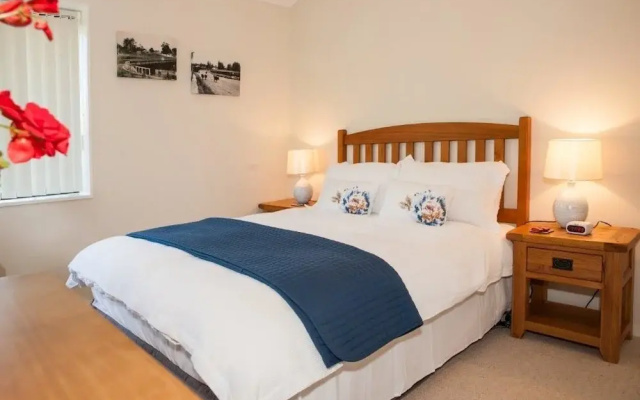 Abundante B&B on 8 Marlowe