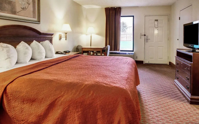 Quality Inn & Suites Clinton - Jackson West