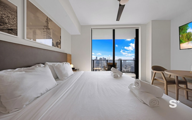 46th-Floor High-Rise Studio - Pool & Gym