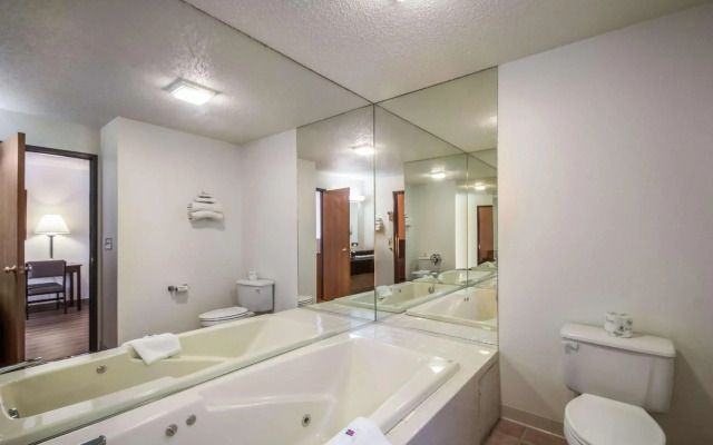 Motel 6 Saukville, WI