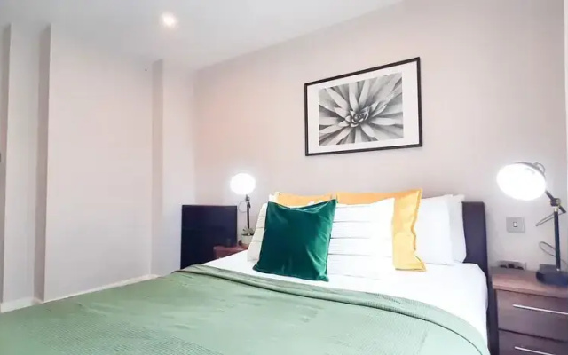 Two Bed Serviced Apt in Old Street