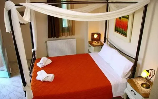 Skyros Luxury Poolside Getaway