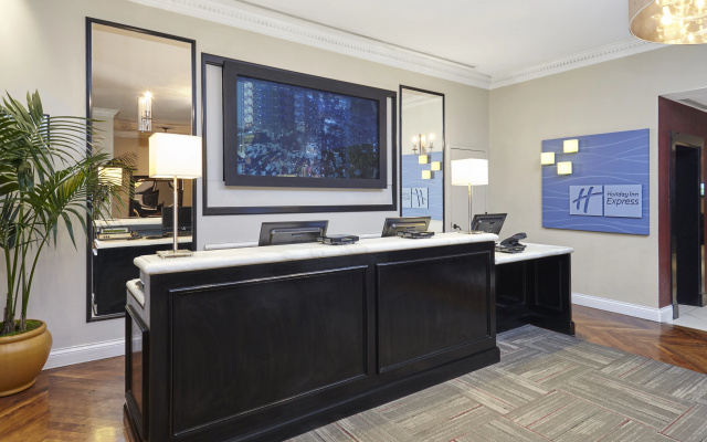 Holiday Inn Express Chicago - Magnificent Mile by IHG