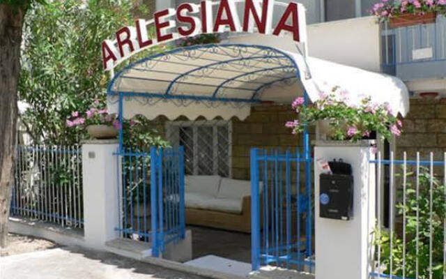 Hotel Arlesiana Римини вид на фасад