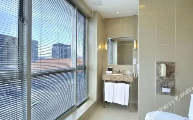 Capitol Deluxe Twin room (twin beds) · Hotel Capitol Kuala Lumpur — photo 3
