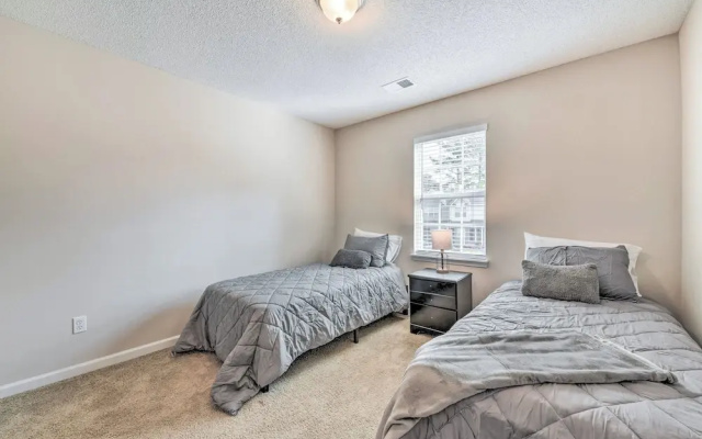 Chic Charlotte Townhome w/ Community Pool