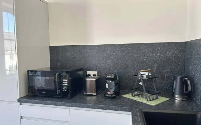 Family - Central - Parking - Wifi - Sleeps 4