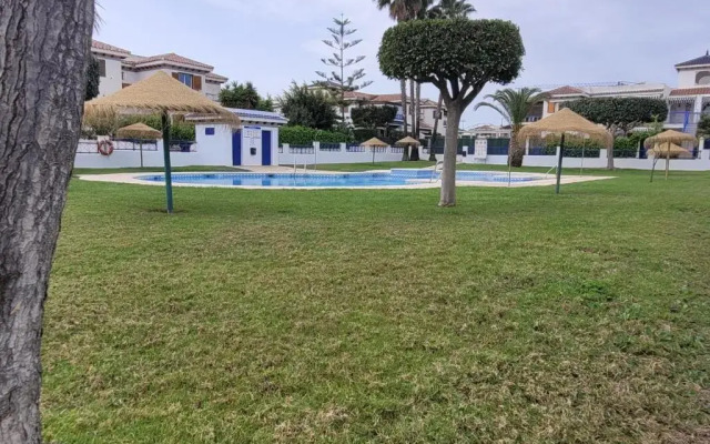 Apartamento con terraza y piscina a 300m de playa