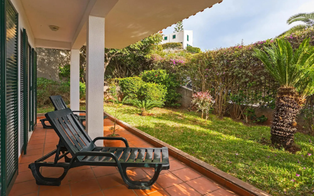 Garajau I, quiet apartment with garden