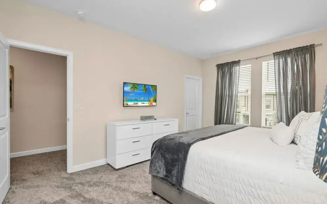 Edgy, Modern 6 Bed 5 Bath