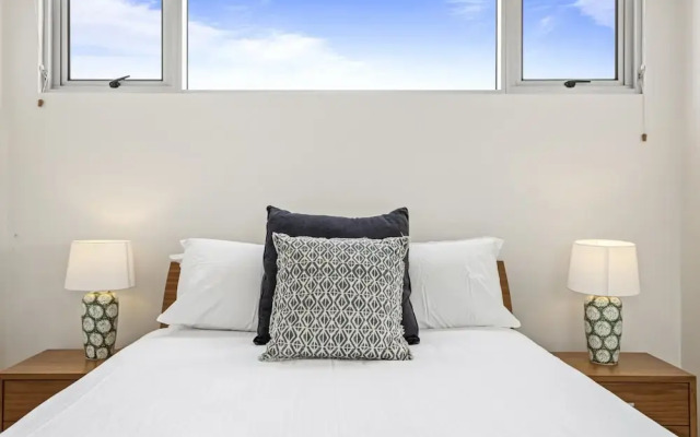 High-floor 2-bed CBD Unit With Views & Amenities