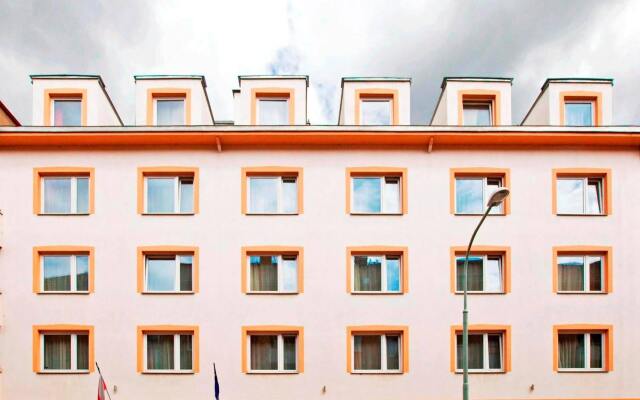 Hotel Relax Inn вид на фасад