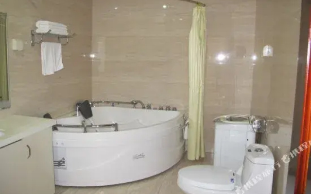 Huaqiao Hotel