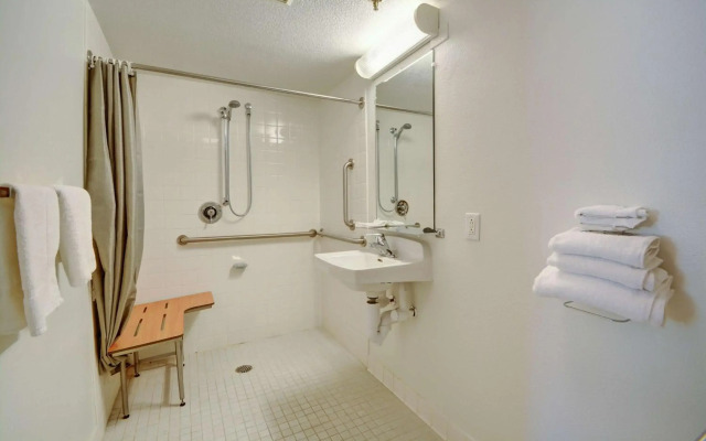 Motel 6 Windsor Locks, CT - Hartford