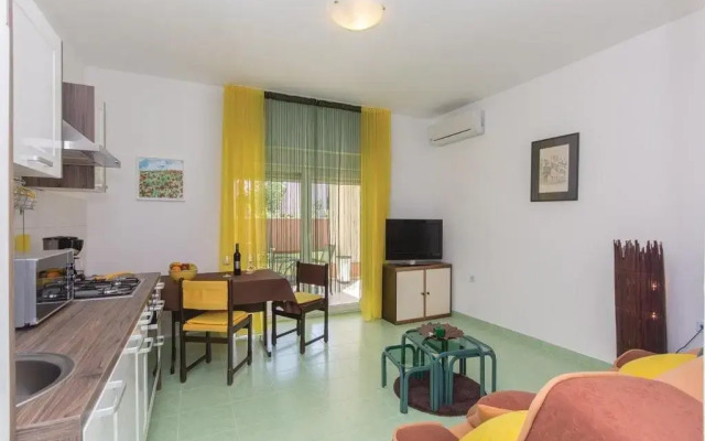 Garden apartment with terrace and grill