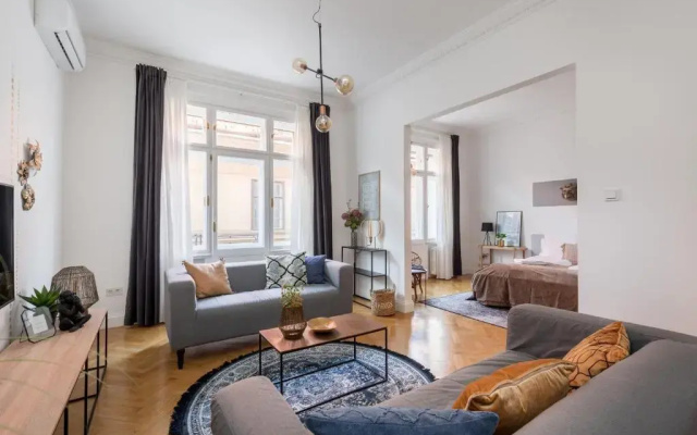 Style & Harmony in The Absolute Center of Budapest