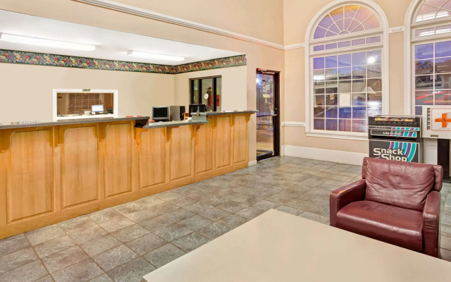 Super 8 by Wyndham Marietta/West/Atl Area