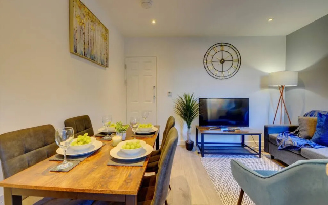 Luxurious 5 Bedroom - 5 Bathroom House W/ Garden
