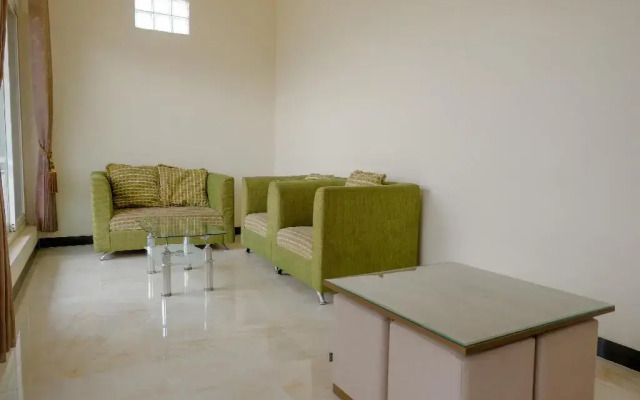 OYO 1979 Alif Family Residence