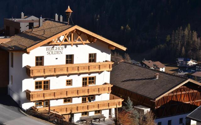 Отель Gasteheim Berghof Зёльден вид на фасад