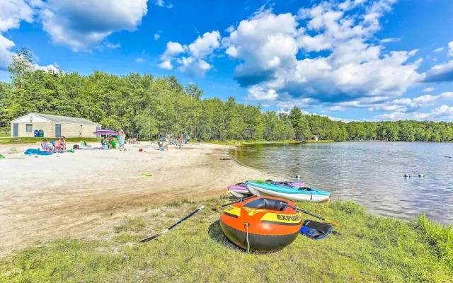 Pet-friendly Pocono Lake Cabin w/ Community Pool!
