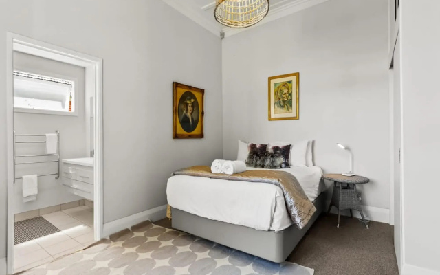Charming Spacious Home In Birkenhead