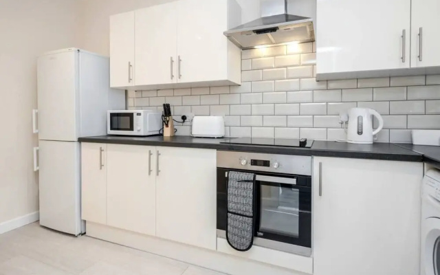 Homely Spaces Apt A, Large Studio W/king, 2guests