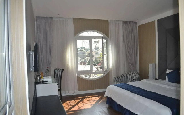 Le Petit Prince Lakeside Hotel & Rooftop Bar