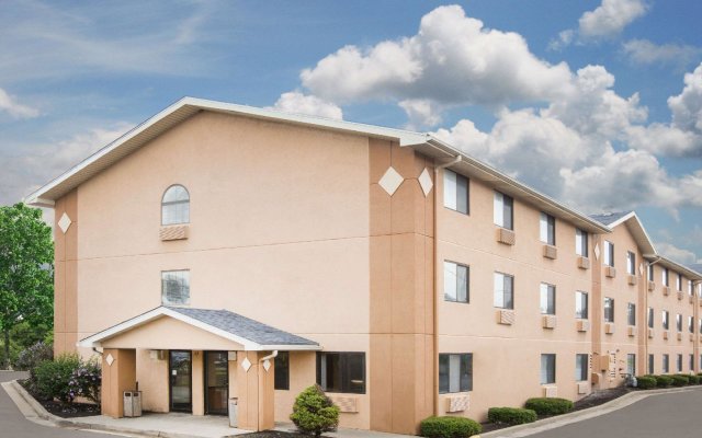 Super 8 by Wyndham Beckley in Beckley, United States of America from 72$, photos, reviews - zenhotels.com hotel front
